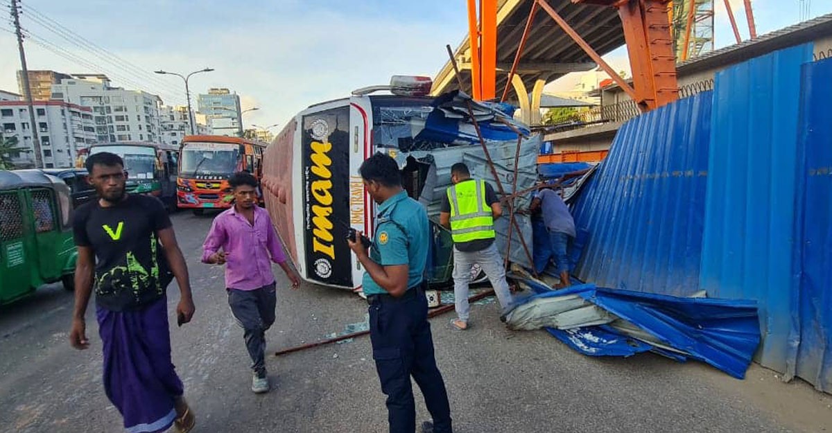রাজধানীর বনানীতে বাস উল্টে প্রাণ গেল পথচারীর 