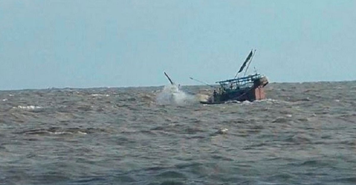 ১২ জেলেকে উদ্ধার করল নৌবাহিনী